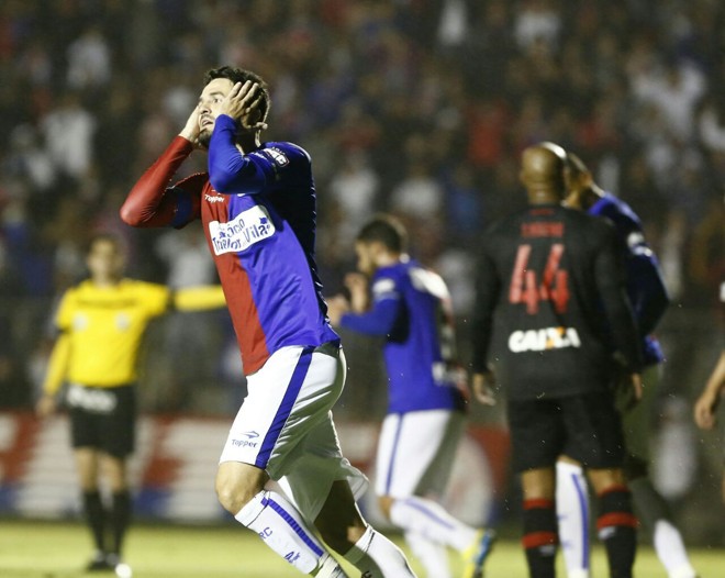 Zagueiro Airton teve duas boas chances de cabeça, mas parou em Weverton. | Daniel CastellanoGazeta do Povo