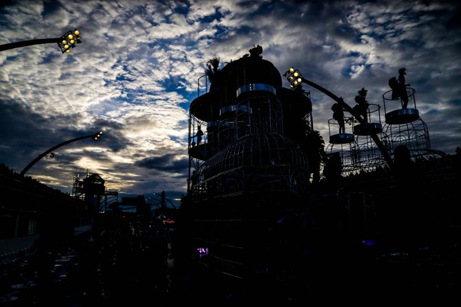 O desfile começou com o dia já amanhecendo | Paulo Pinto/Fotos Públicas
