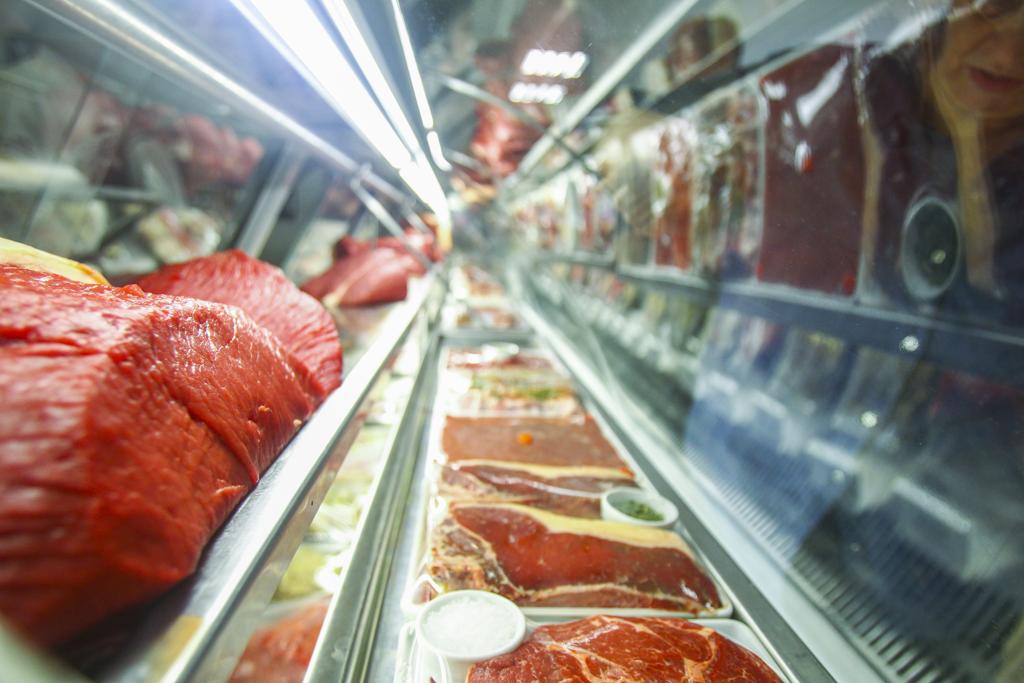 Grandes consumidores, como China, Hong Kong e Egito — que responderam por 44% das exportações de carne bovina em 2016 —, suspenderam as importações por completo. | Daniel Castellano/Gazeta do Povo