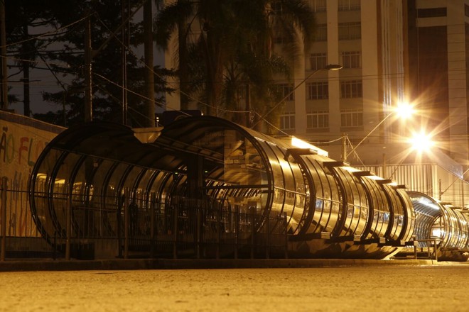 Tubo da linha ligeirão Boqueirão na praça Carlos Gomes, no Centro de Curitiba, amanheceu vazio nesta quarta-feira de greve. | Jonathan Campos/Gazeta d o Povo