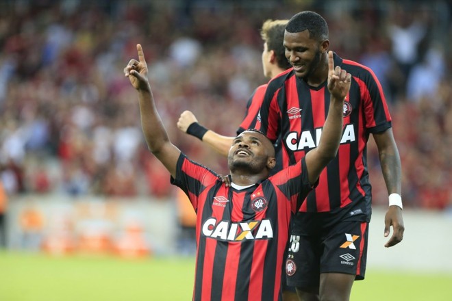 Festa rubro-negra com o placar de 2 a 0. Mas a alegria iria virar frustração no fim do segundo tempo. | Albari Rosa/Gazeta do Povo