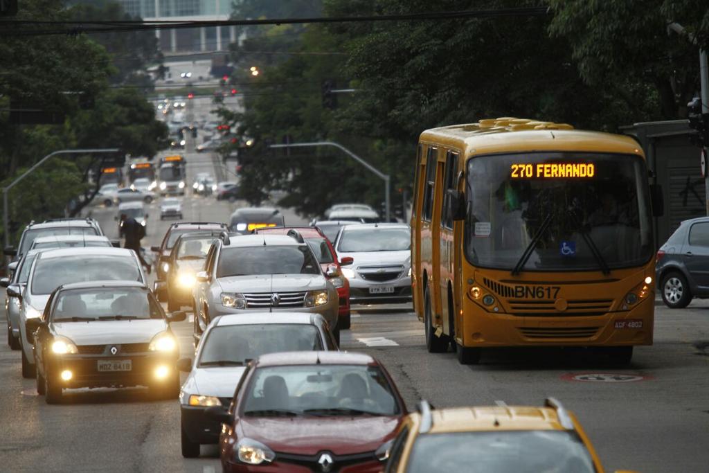 Trânsito lento na manhã desta sexta, em Curitiba | Jonathan Campos/Gazeta do Povo