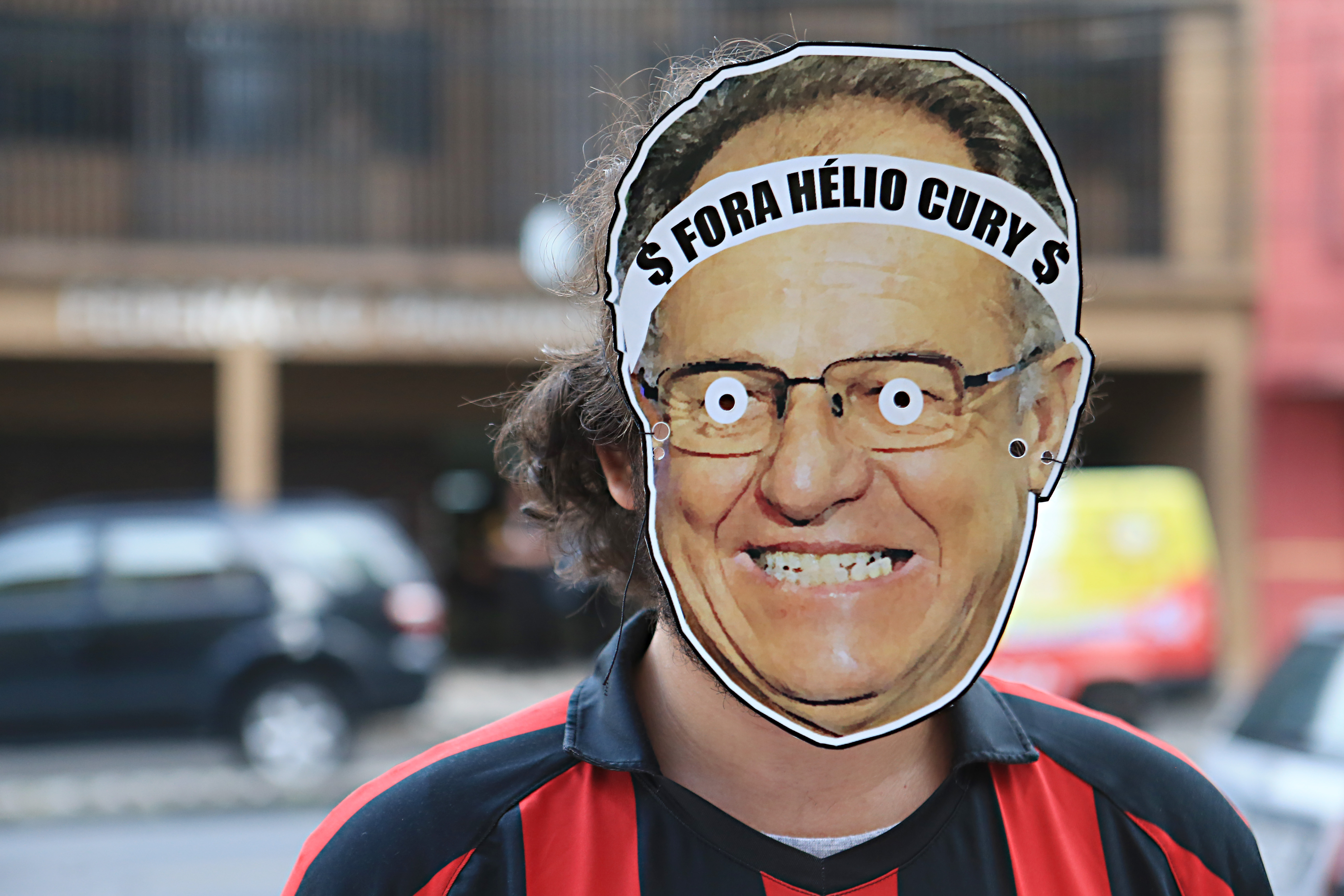 Torcedor do Atlético durant e protesto contra a gestão Hélio Cury: clube quer indenização da FPF. | Albari Rosa/Gazeta do Povo