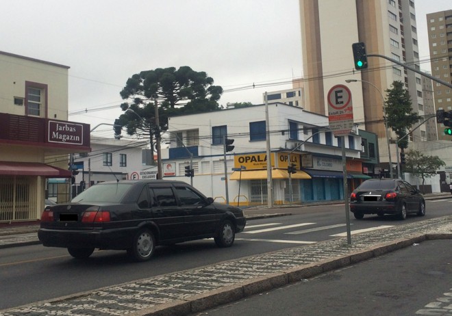 Infração: carros particulares aproveitam a ausência de ônibus para trafegar pela canaleta exclusiva do transporte público. | Cecília Tümle