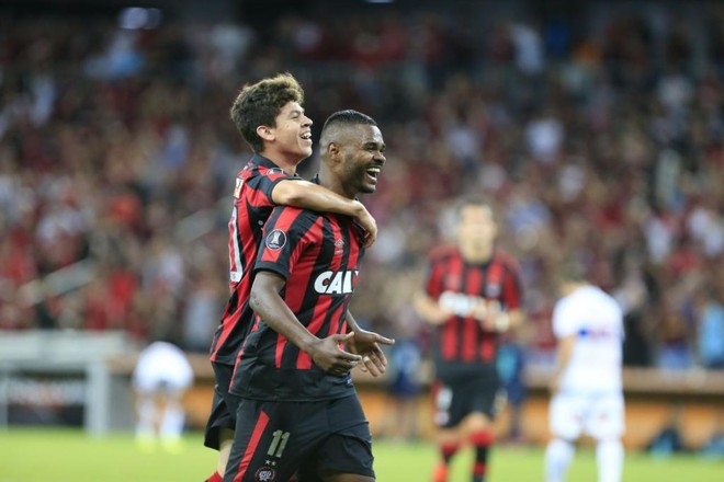 No segundo tempo, Nikão acertou um belo chute no ângulo para ampliar a vantagem do Atlético e sair para comemorar. | Albari Rosa/Gazeta do Povo