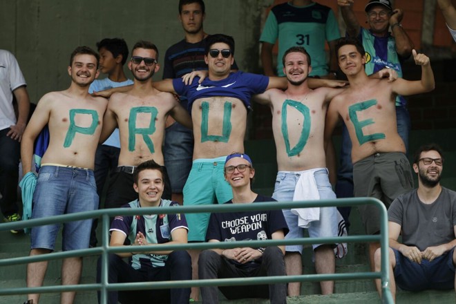 Apesar do placar adverso, a torcida do Prudentópolis mostrou animação para torcer no Alto da Glória. | Antônio More/Gazeta do Povo