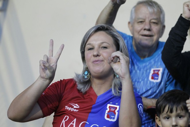 Torcedora adivinhou o placar antes do jogo começar. | Fotos: Antônio More/Gazeta do Povo