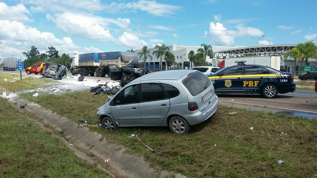 Colisão envolvendo três veículos deixou dois mortos e oito feridos na BR-116 | Divulgação/Renato Rodovalho-PRF