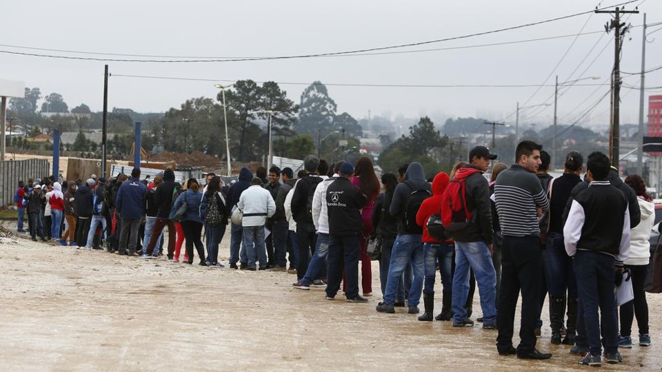 Fila de candidatos  à vagas de emprego no Muffato da Linha Verde, em Curitiba, em agosto de 2016 : demissões devem continuar neste ano, porém, em ritmo menor. | Henry Milleo/Gazeta do Povo