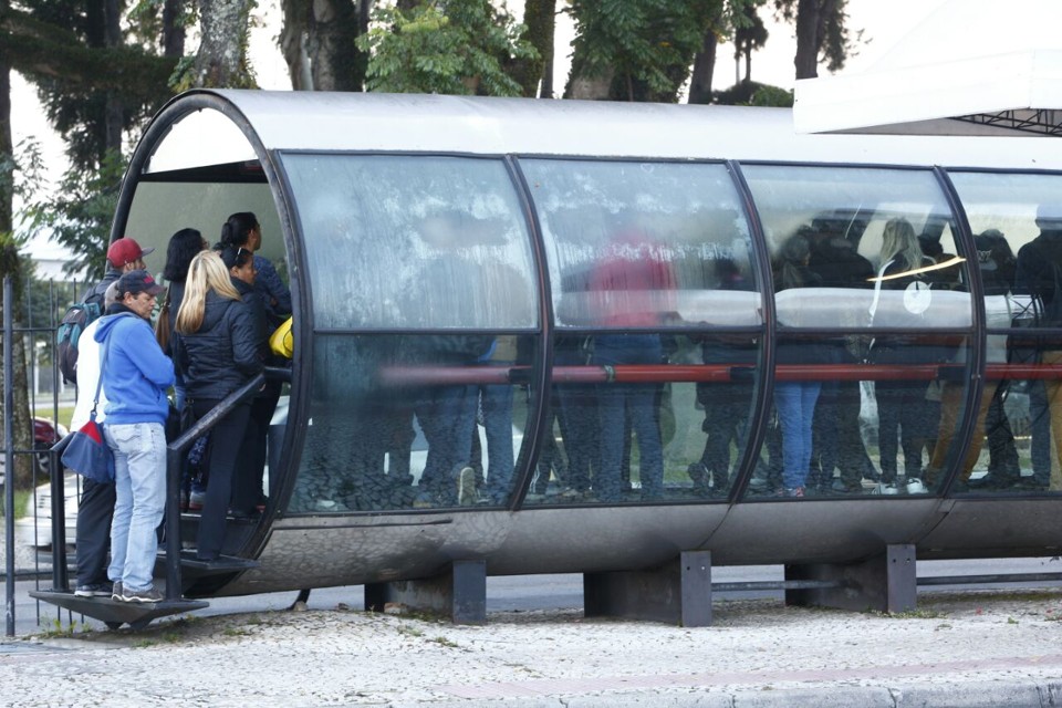 Greve dos ônibus completa uma semana em Curitiba; siga em tempo real Longas filas fazem parte do dia do curitibano que precisa usar o transporte público nesta terça-feira | Aniele Nascimento/