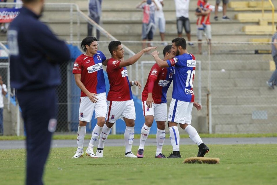 Jogadores do Paraná comemoram gol  de Matheus Carvalho, o único da partida | Antonio More/Gazeta do Povo