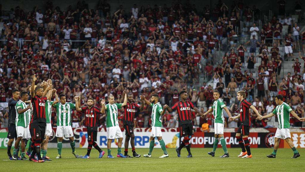 A saudação conjunta para a torcida, no clássico que não aconteceu, deu um ar de romantismo e rebeldia a um momento em que a dupla Atletiba exerceu o direito de com quais gigantes fazer negócio. | Jonathan Campos/Gazeta do Povo