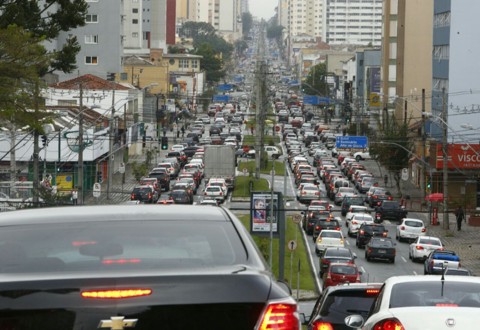 Trânsito no sexto dia da greve dos ônibus de Curitiba está ainda mais congestionado Trânsito na Avenida Visconde de Guarapuava está caótico nesta manhã | /