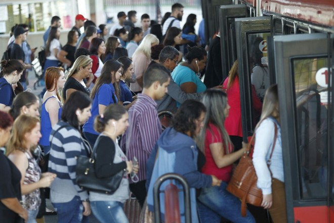 Muito movimento de pessoas no terminal do Santa Cândida, onde alguns ônibus começaram a circular. | Jonathan Campos/ Gazeta do Povo