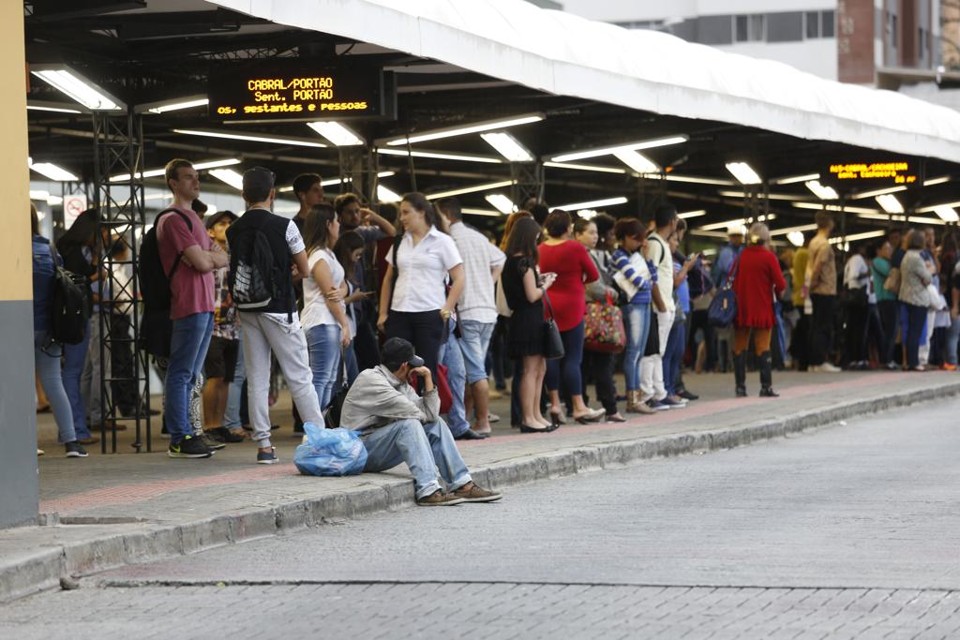 Usuários do transporte lotaram terminais nesta sexta-feira | Atila Alberti/Tribuna do Parana