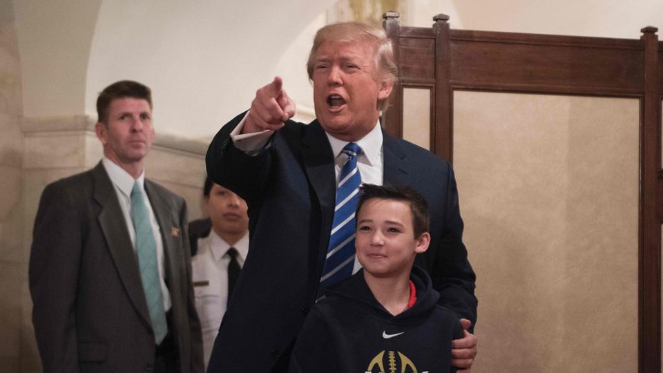 Presidente americano Donald Trump com uma criança que visitava a Casa Branca | Jim Watson/AFP