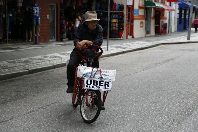 Transporte alternativo: de bicicleta, senhor oferece carona na garupa por R$0,50 o quilômetro. | Jonathan Campos