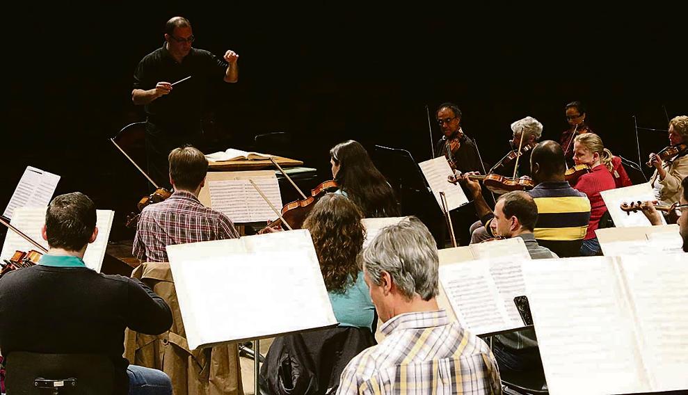 O maestro convidado Alexandre Brasolim ensaia com a OSP em foto de 2015. | Fernanda Castro/Divulgação