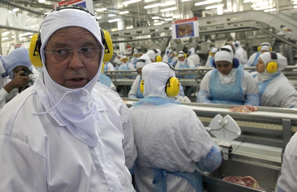 O ministro Blairo Maggi durante uma visita a um frigorífico, após a deflagração da operação Carne Fraca, da Polícia Federal. | Jonathan Campos/Gazeta do Povo