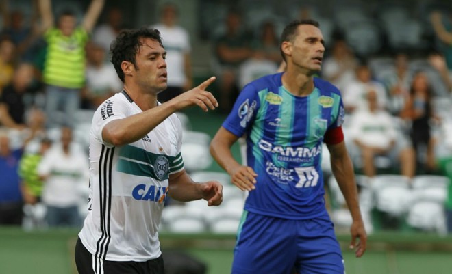 Kléber não perdoou. Atacante abriu o placar para o Coritiba no Couto Pereira. | Antônio More/Gazeta do Povo