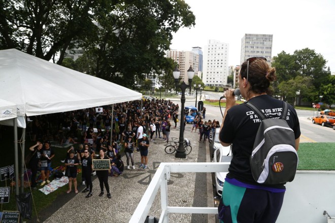 Professores da rede municipal de ensino se reúnem próximo da prefeitura de Curitiba. | Henry Milleo/Gazeta do Povo