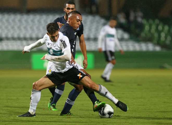 Neto Berola foi um dos destaques do jogo, com boa participação ofensiva. | Daniel Castellano/Gazeta do Povo