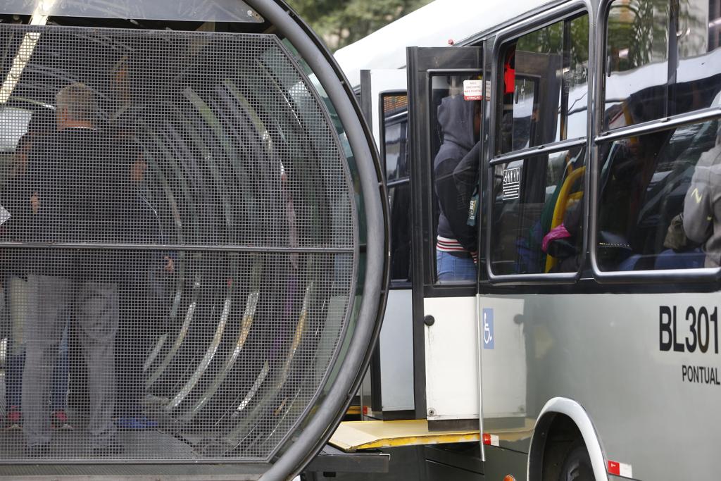 Terminal do Cabral, em Curitiba, na manhã desta quarta-feira (22); ônibus voltaram a circular em quantidade maior | Aniele Nascimento/Gazeta do Povo