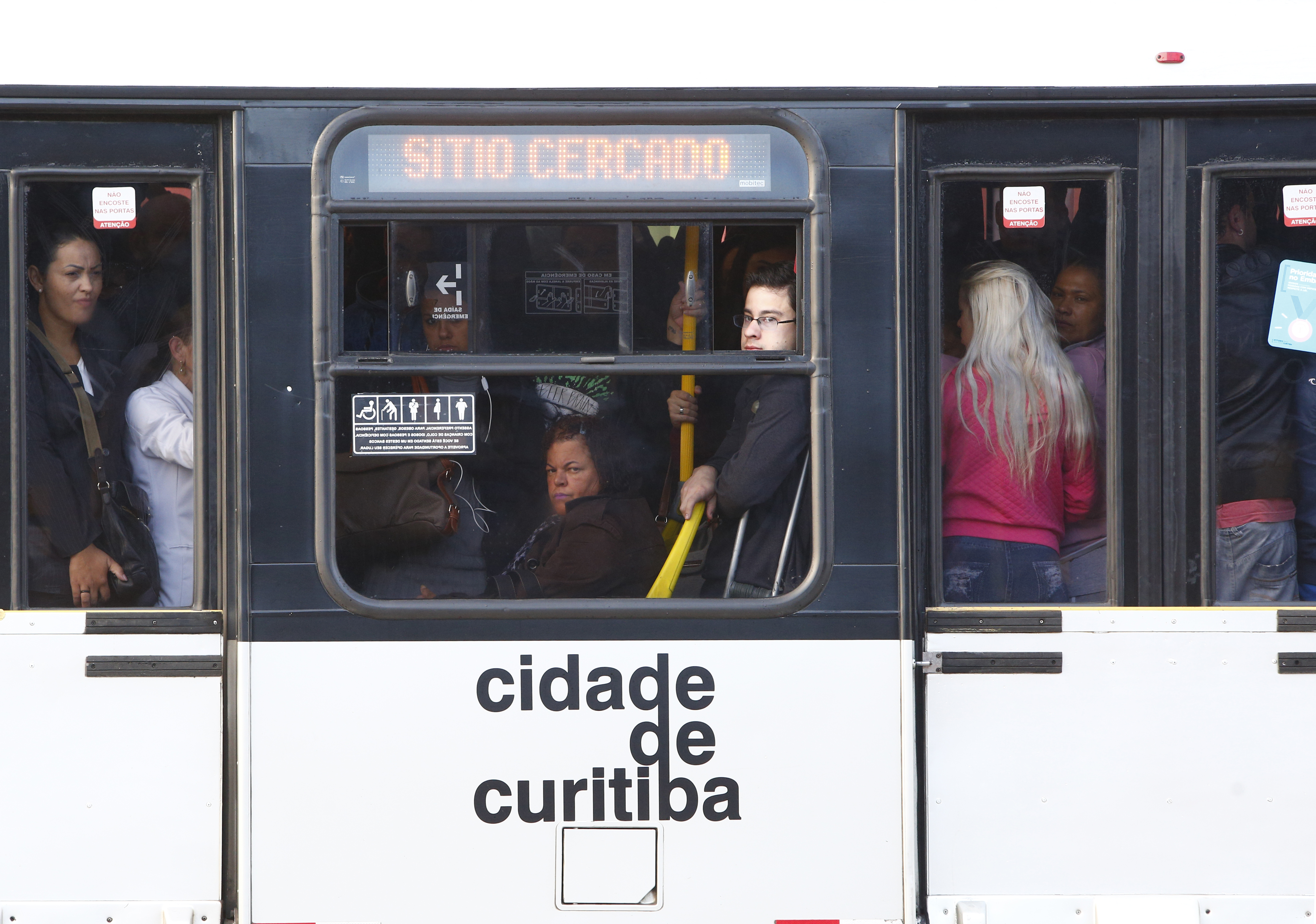 Criada em 2014, campanha Busão sem Abuso visa estibular a denúncia de abuso e assédio sexual dentro dos ônibus | Aniele Nascimento/Gazeta do Povo