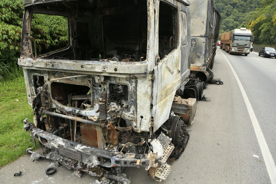 Caminhão pegou fogo na BR-277 e causou interdição no sentido Curitiba | Marcelo Andrade/ Gazeta do Povo