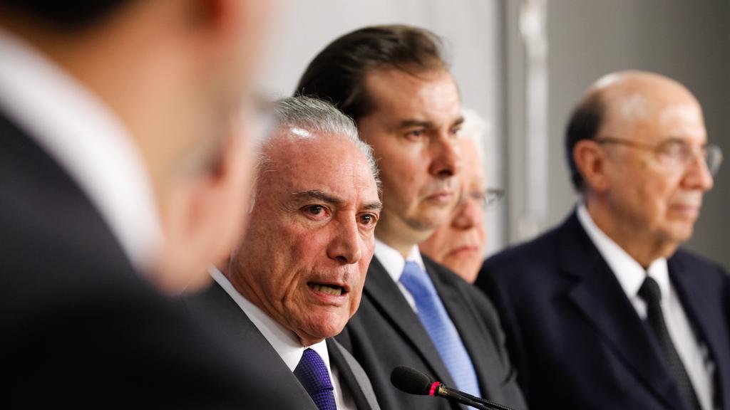 Michel Temer faz o pronunciamento ao lado de lideranças do Congresso e seu ministro da Fazenda | Beto Barata/PR