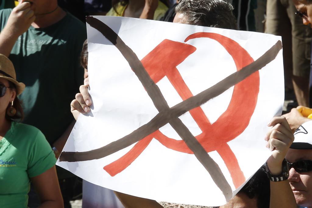 Entre as páginas mais populares na internet, destacam-se as dos movimentos responsáveis pelos protestos a favor do impeachment, com quase 4 milhões de seguidores | Aniele Nascimento/Arquivo Gazeta do Povo