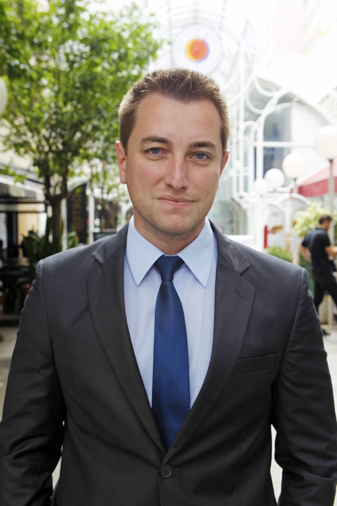 “Eu votaria em um nome totalmente novo. Acho que seria difícil do político ser eleito, mas se as propostas são boas, se o cara é gabaritado pra isso e provou, pelo menos no meio privado, que tem competência, eu acho válido. Votaria sem medo.” (Luiz Henrique Palmieri, 28, bancário) | Antônio More/Gazeta do Povo