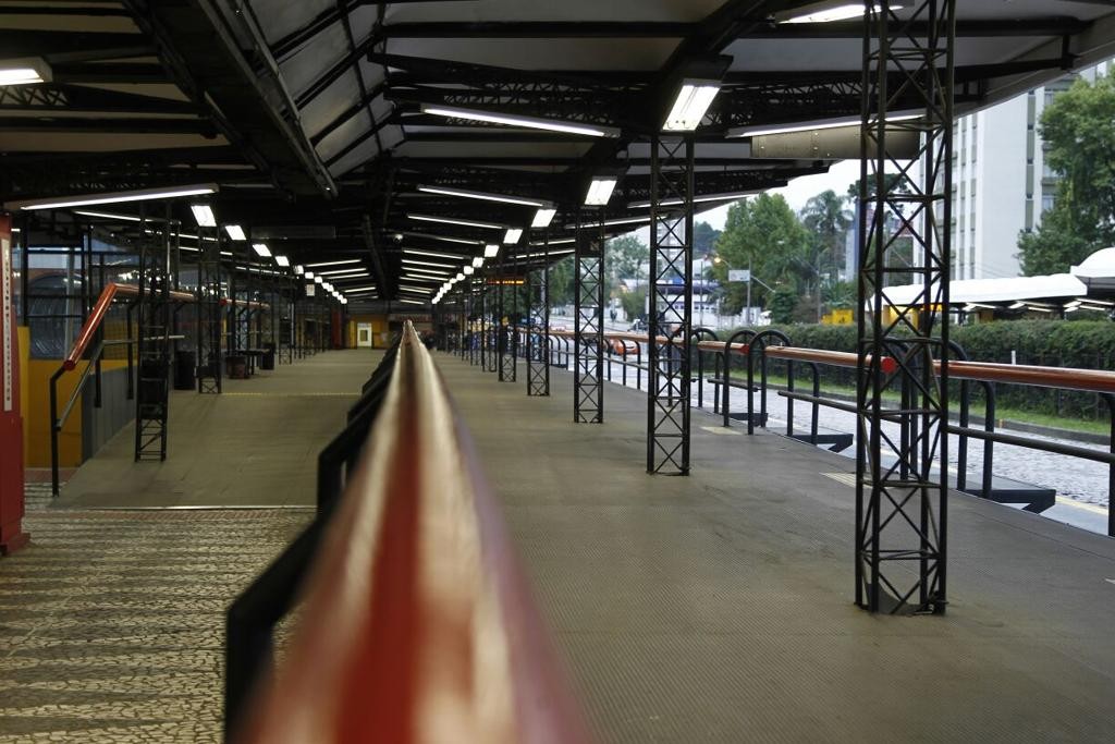 Terminais de ônibus amanheceram  vazios nesta quarta-feira (15) devido à greve contra a reforma da previdência