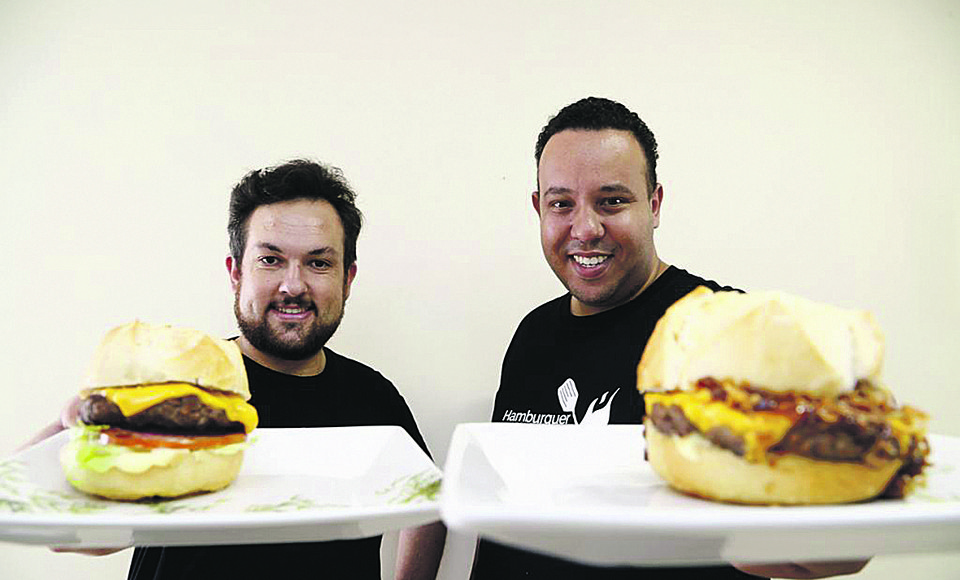 “Homem-hambúrguer”: franquia faz lanches na casa das pessoas. Na foto, os criadores da empresa, Walter Rolim e Moroni Rolim. | Henry Milleo/Gazeta do Povo