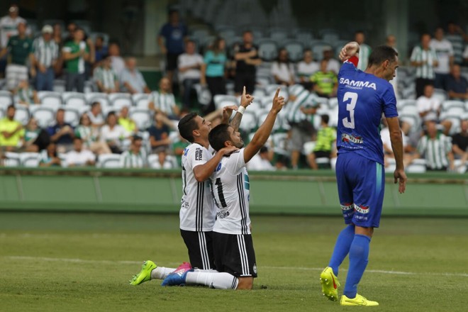 Aquela tradicional ajoelhada com os dedos erguidos para o céu agradecendo pelo gol. | Antônio More/Gazeta do Povo