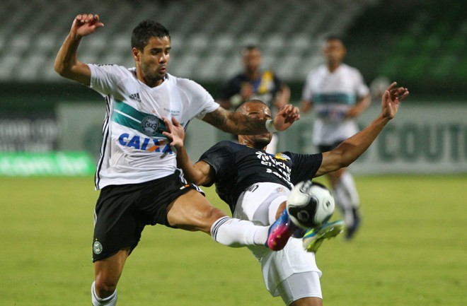 Henrique Almeida se estica para tentar alcançar a bola antes da marcação. | Daniel Castellano/Gazeta do Povo