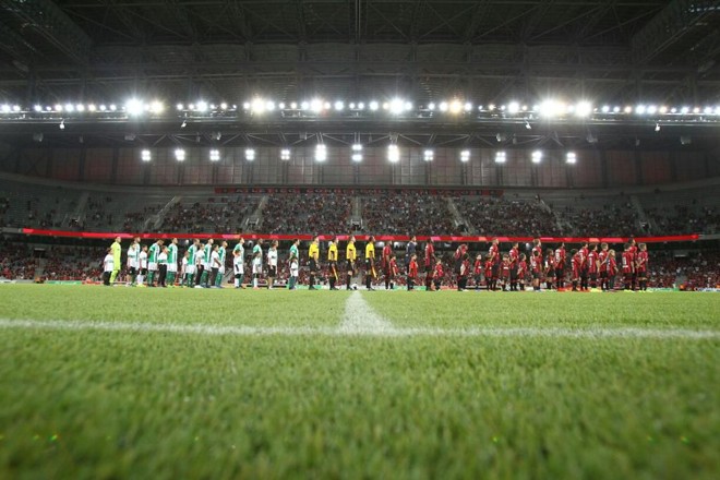 Times alinhados para a execução do hino na Arena da Baixada. | Daniel Castellano/Gazeta do Povo