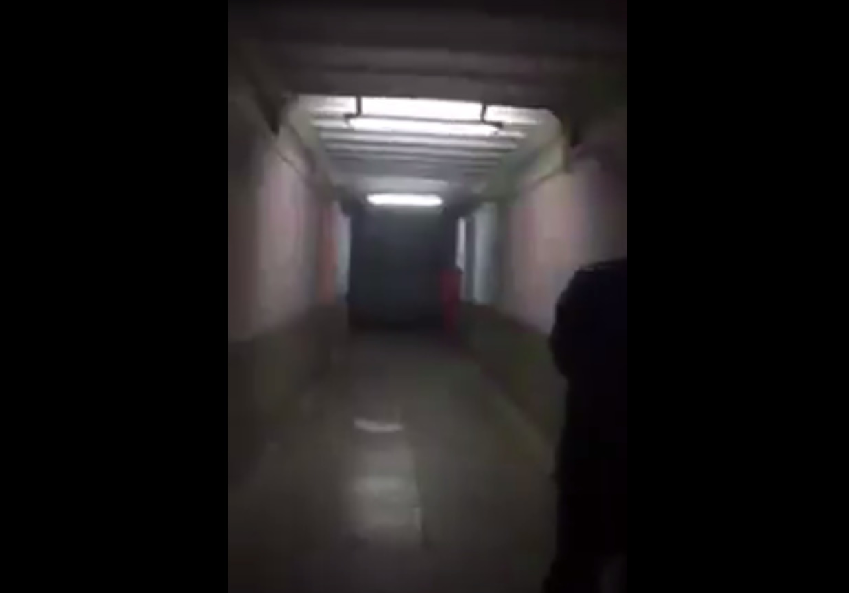 O objetivo a investigação é descobrir se o video - que inclui um corredor vazio com luzes piscando e uma porta batendo - foi real ou apenas uma pegadinha | Reprodução/Youtube