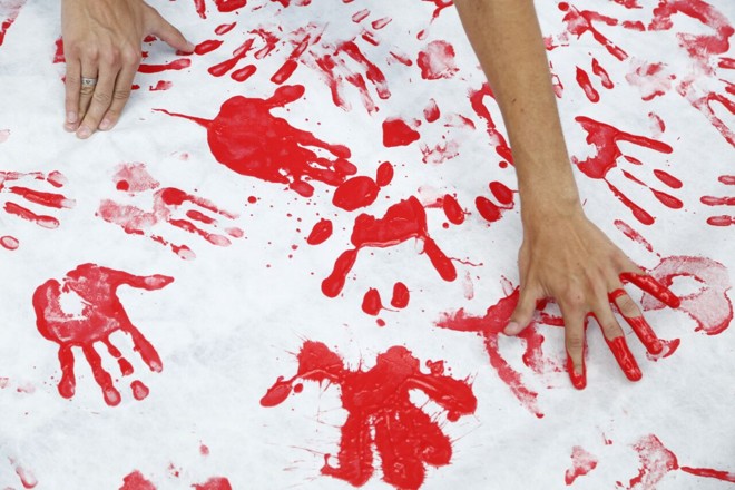 Faixa é pintada com tinta vermelha durante o protesto dos professores e outras categorias de trabalhadores. | Henry Milleo/Gazeta do Povo