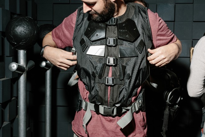 Caça-Fantasmas da startup Void é tipo um paintball moderno. | Jason Henry/NYT