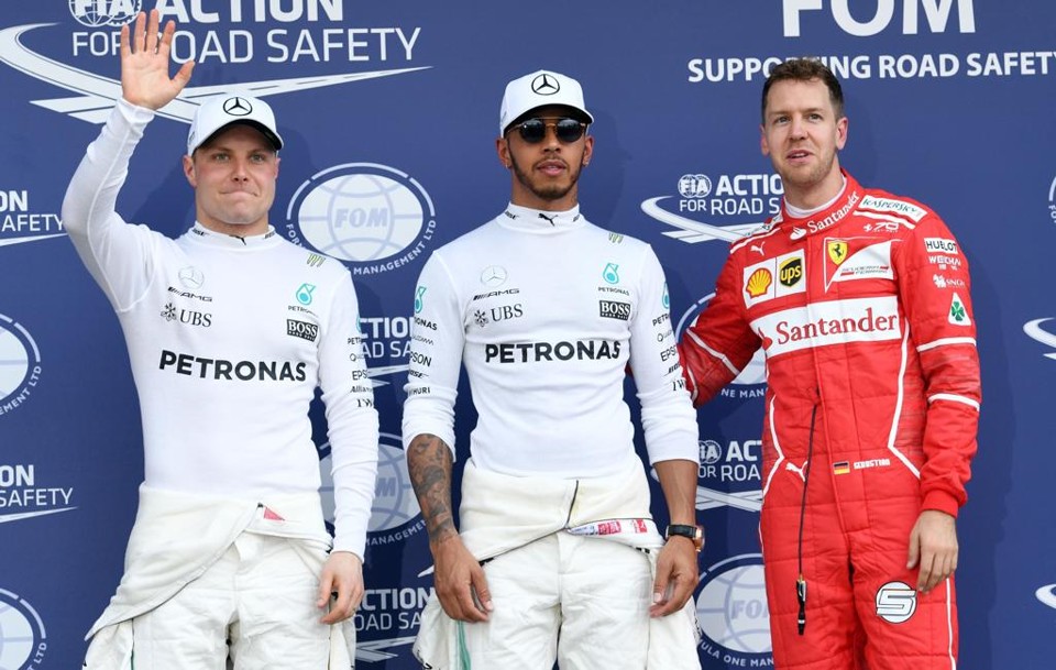 Hamilton celebra pole, mas cobra evolução e vê equilíbrio com a Ferrari Valtteri Bottas, Lewis Hamilton e Sebastian Vettel largarão nas três primeiras posições na Austrália. | WILLIAM WEST/AFP