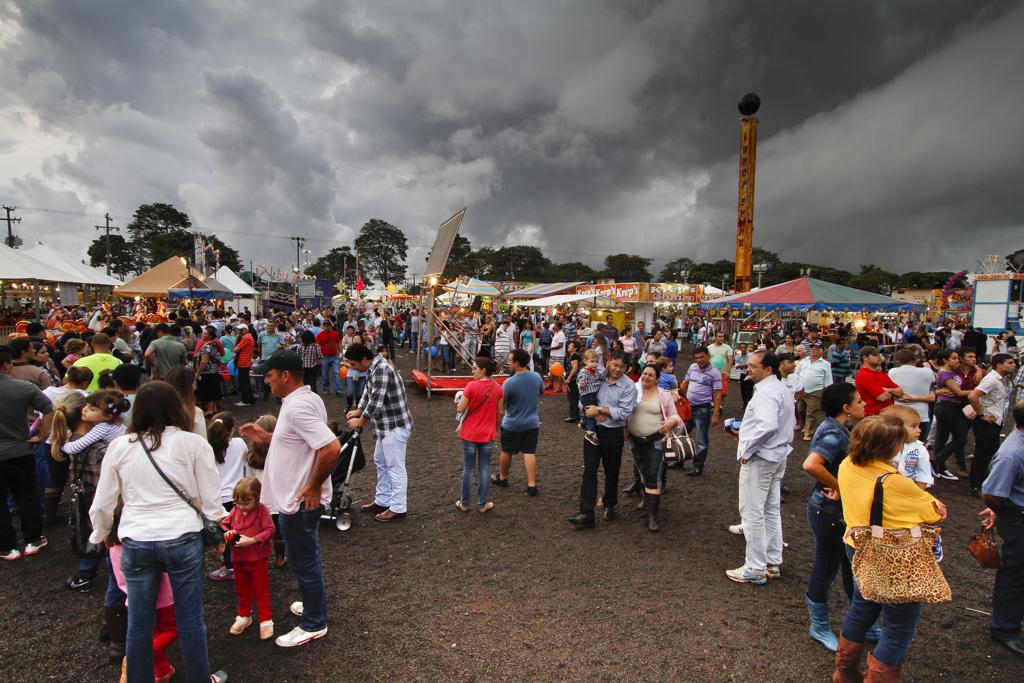 De acordo com a organização, devem passar pelo evento em 2017 mais de 500 mil pessoas que buscam conhecer mais as novidades expostas por empresas do agronegócio e produtores. | Roberto Custódio
 / Jornal de Londrina