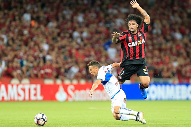 Otávio na marcação contra o time chileno: Atlético procurou tirar os espaços dos visitantes na Arena da Baixada. | Albari Rosa/Gazeta do Povo