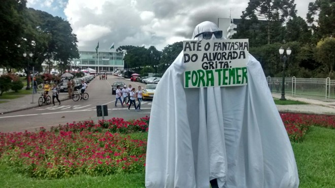 No Centro Cívico de Curitiba, manifestações encontraram espaço para o humor. | Gazeta do Povo