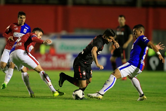 Atacante Eduardo da Silva vestiu a camisa do Atlético pela primeira vez. | Albari RosaGazeta do Povo
