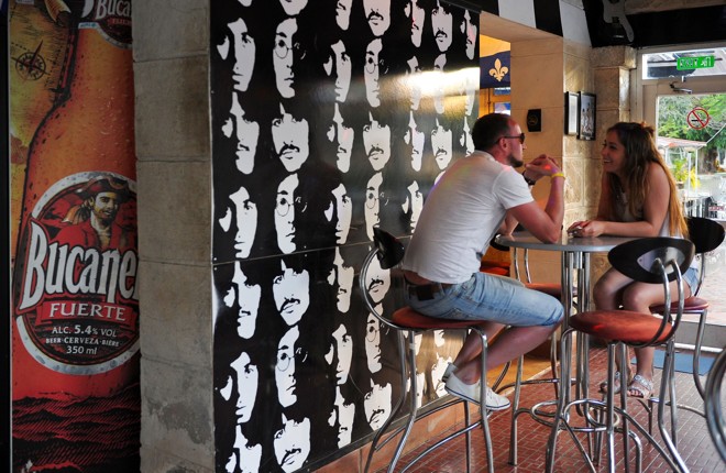 Turistas conversam no Beatles Bar em Varadero, na província de Matanza. | Yamil Lage/AFP