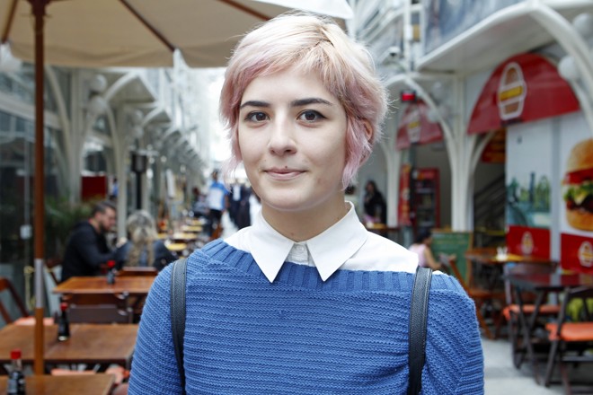 “Nunca votei antes, e eu quero evitar votar em pessoas mencionadas na Lava Jato. Mas também acho que eu teria que ir atrás do motivo para ele estar ali, porque acho que na operação tem algumas coisas que não estão tão certas assim. Temos que desconfiar de tudo.” (Gabriela Almeida, 18, estudante) | Antônio More/Gazeta do Povo