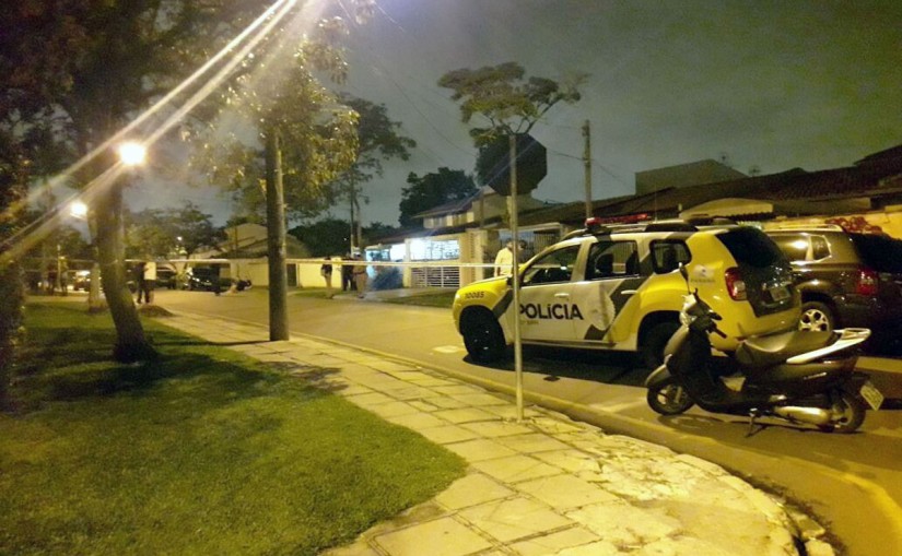 Viaturas policiais em frente a casa de Fabrizzio: assassinato ocorreu poucas horas depois de denunciante se encontrar com equipe de reportagem. | Michael Martins/Colaboração