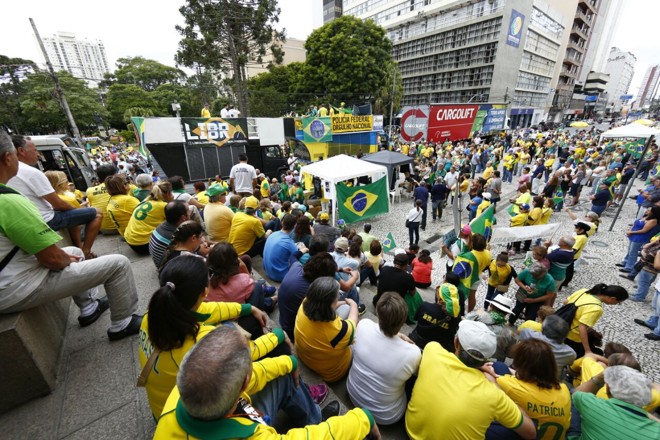 O ponto de encontro para o ato foi a Praça Santos Andrade, na região central de Curitiba. | Aniele Nascimento/Gazeta do Povo