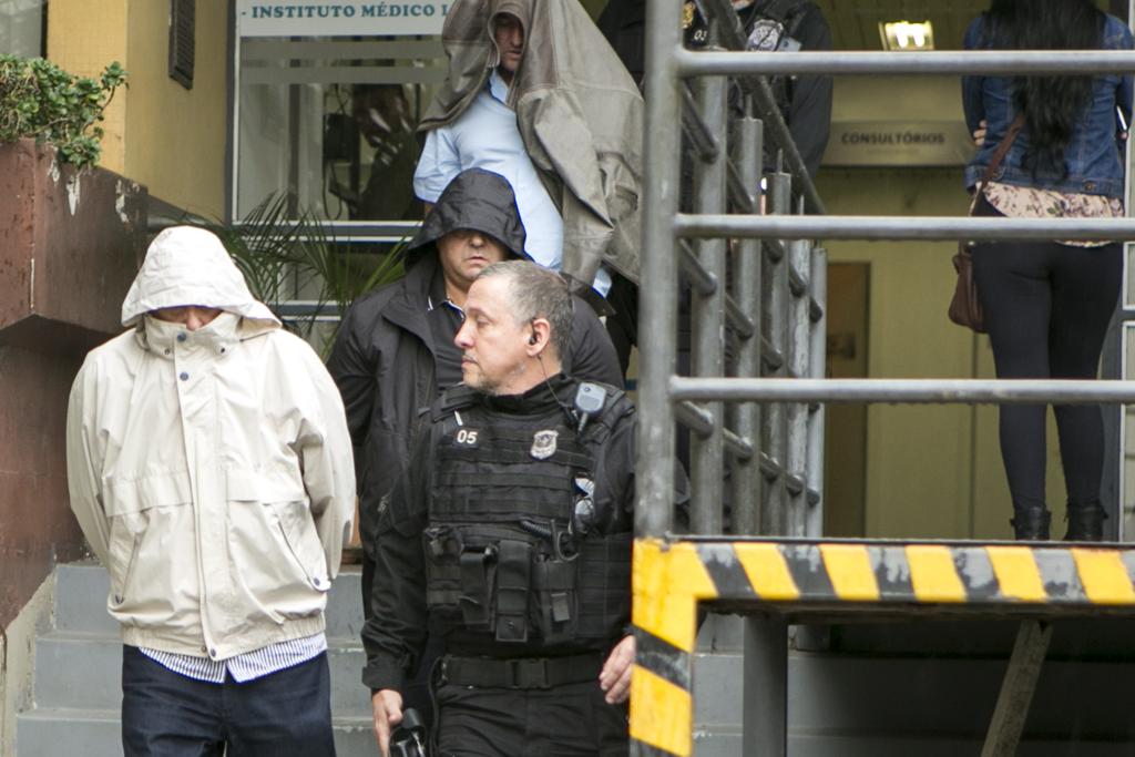 Suspeitos  presos na Operação Carne Fraca deixam o IML em Curitiba: chefes do Ministério da Agricultura  no | Marcelo Andrade/Gazeta do Povo